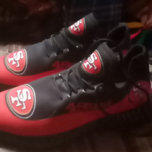 I\'m selling my 49er football shoes